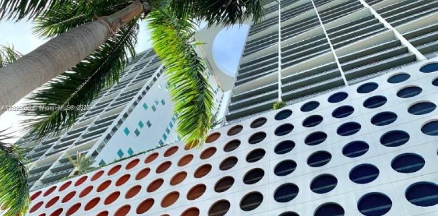 Condominio en Miami, Florida, 2 dormitorios  № 1953681