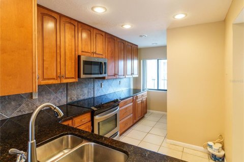 Condo in Port Richey, Florida, 2 bedrooms  № 2388926 - photo 8