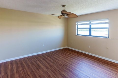 Condo in Port Richey, Florida, 2 bedrooms  № 2388926 - photo 12