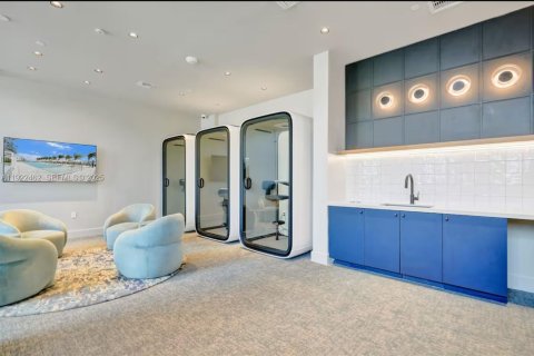 Condo in Miami Beach, Florida, 1 bedroom № 1976462 - photo 24