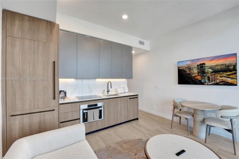 Condo in Miami Beach, Florida, 1 bedroom № 1976462 - photo 2