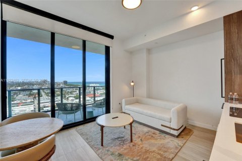 Condo in Miami Beach, Florida, 1 bedroom № 1976462 - photo 1