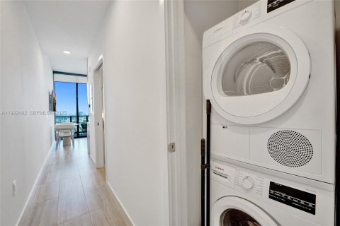 Condo in Miami Beach, Florida, 1 bedroom № 1976462 - photo 9