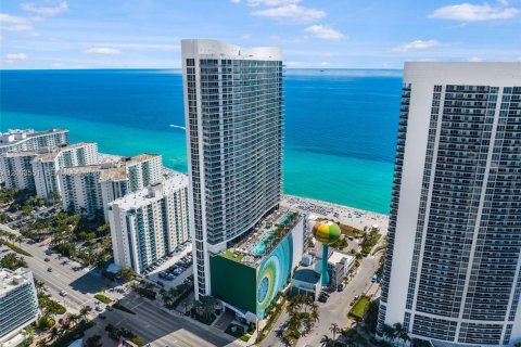 Condominio en venta en Hollywood, Florida, 1 dormitorio, 79.15 m2 № 2069128 - foto 1