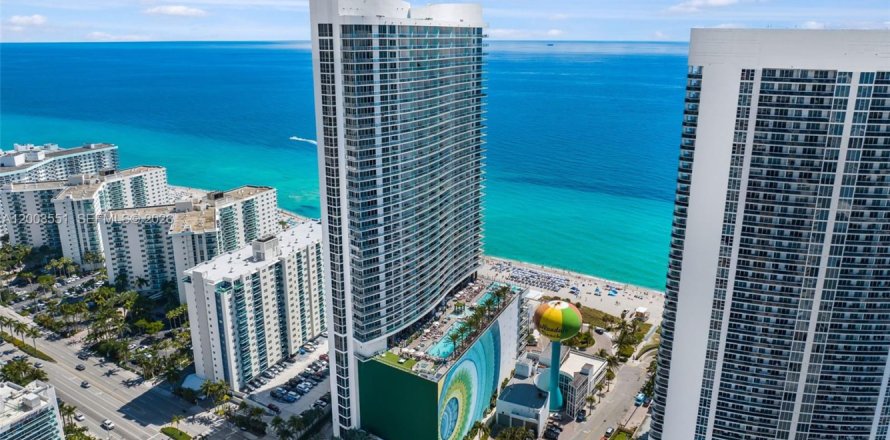 Condominio en Hollywood, Florida, 1 dormitorio  № 2069128