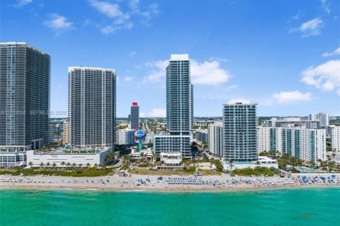 Condominio en venta en Hollywood, Florida, 1 dormitorio, 79.15 m2 № 2069128 - foto 4