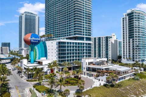 Condominio en venta en Hollywood, Florida, 1 dormitorio, 79.15 m2 № 2069128 - foto 2