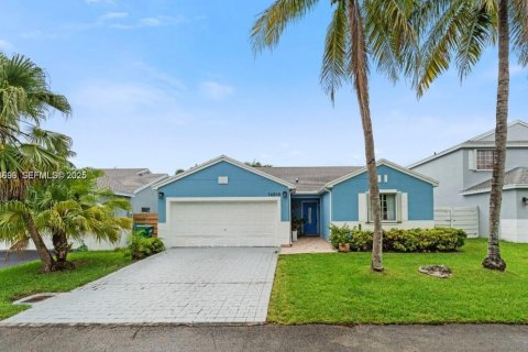 Снять в аренду виллу или дом в Майами, Флорида 4 спальни, 134.99м2, № 1991956 - фото 1