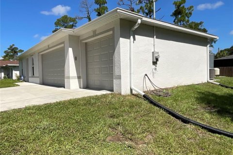 Villa ou maison à vendre à Port Charlotte, Floride: 3 chambres, 144.18 m2 № 2299778 - photo 4