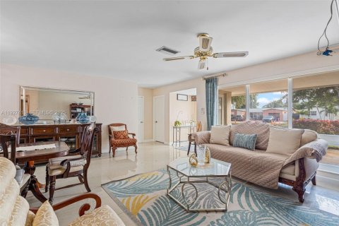 House in Miramar, Florida 4 bedrooms, 162.3 sq.m. № 1986096 - photo 10