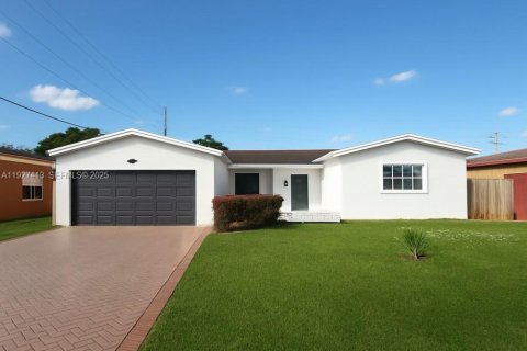 House in Miramar, Florida 4 bedrooms, 162.3 sq.m. № 1986096 - photo 1