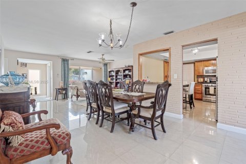 House in Miramar, Florida 4 bedrooms, 162.3 sq.m. № 1986096 - photo 12