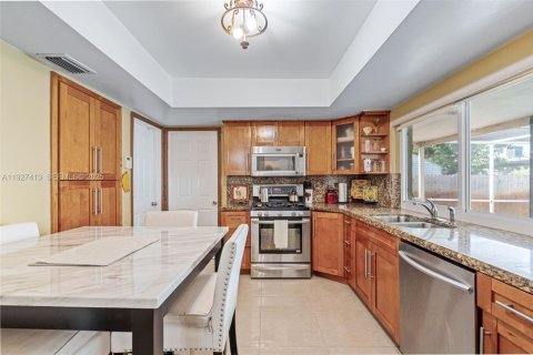 House in Miramar, Florida 4 bedrooms, 162.3 sq.m. № 1986096 - photo 18