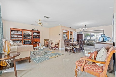 House in Miramar, Florida 4 bedrooms, 162.3 sq.m. № 1986096 - photo 7