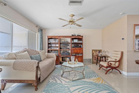 House in Miramar, Florida 4 bedrooms, 162.3 sq.m. № 1986096 - photo 8