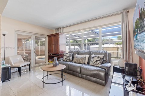 House in Miramar, Florida 4 bedrooms, 162.3 sq.m. № 1986096 - photo 14