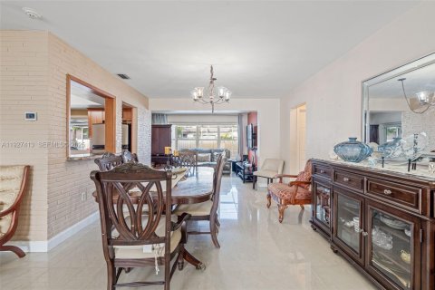 House in Miramar, Florida 4 bedrooms, 162.3 sq.m. № 1986096 - photo 11