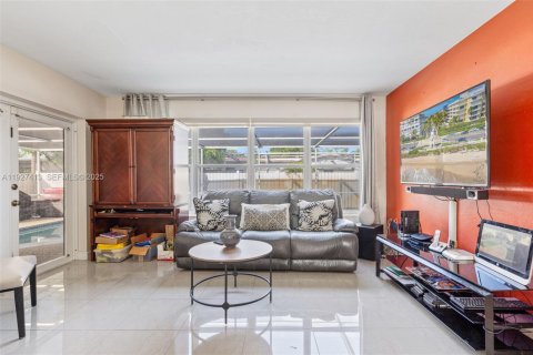 House in Miramar, Florida 4 bedrooms, 162.3 sq.m. № 1986096 - photo 15