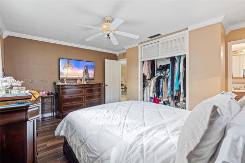 House in Miramar, Florida 4 bedrooms, 162.3 sq.m. № 1986096 - photo 25