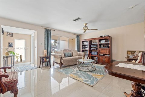 House in Miramar, Florida 4 bedrooms, 162.3 sq.m. № 1986096 - photo 9