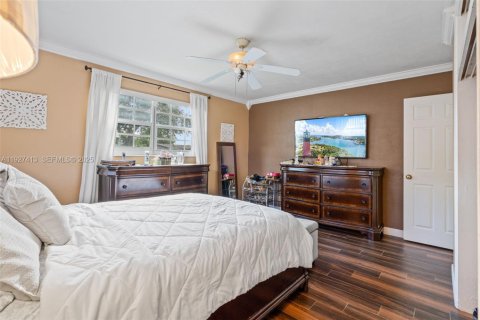 House in Miramar, Florida 4 bedrooms, 162.3 sq.m. № 1986096 - photo 24