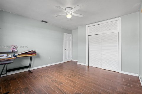 House in Miramar, Florida 4 bedrooms, 162.3 sq.m. № 1986096 - photo 28