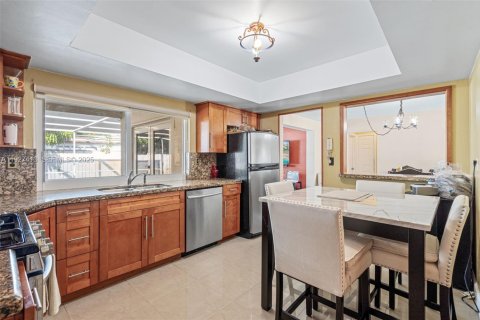 House in Miramar, Florida 4 bedrooms, 162.3 sq.m. № 1986096 - photo 20