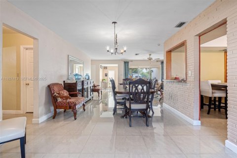 House in Miramar, Florida 4 bedrooms, 162.3 sq.m. № 1986096 - photo 13