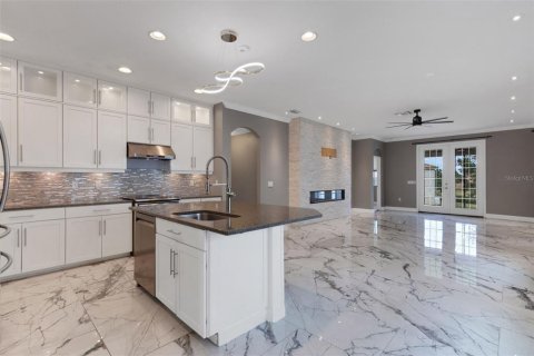 House in Lakeland, Florida 4 bedrooms, 284.93 sq.m. № 1919220 - photo 9