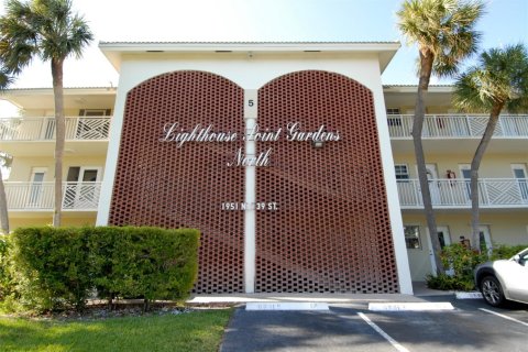 Condo in Lighthouse Point, Florida, 2 bedrooms  № 1221360 - photo 1