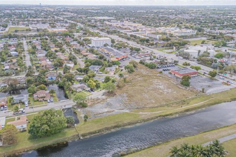 Commercial property in Lauderdale Lakes, Florida № 1962782 - photo 1