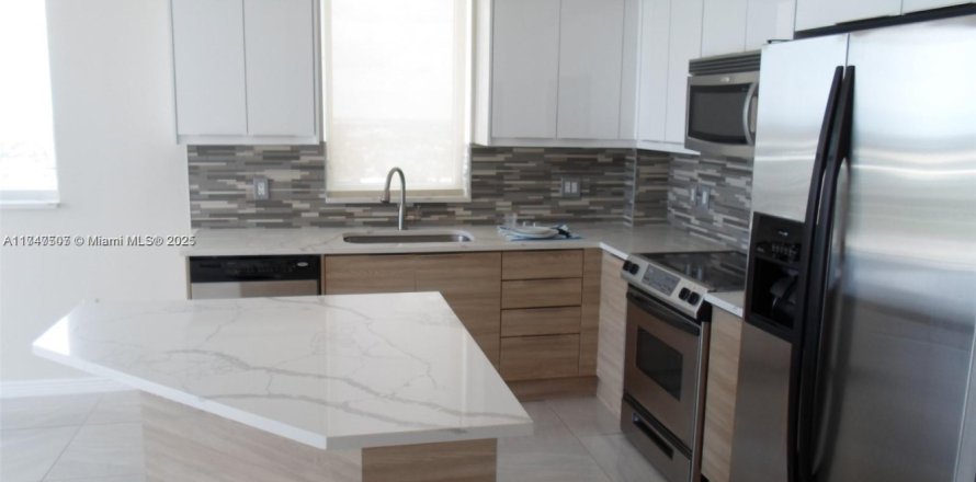 Condominio en Hallandale Beach, Florida, 2 dormitorios  № 1959818