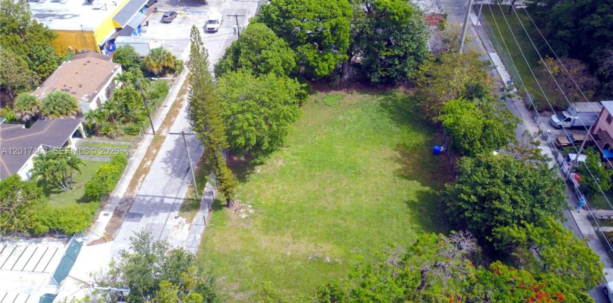 Commercial property in Miami, Florida № 2086107