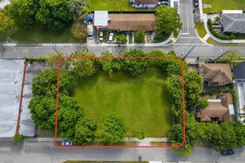 Commercial property in Miami, Florida № 2086107 - photo 2