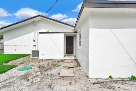 House in Miami, Florida 3 bedrooms, 109.62 sq.m. № 1948510 - photo 12