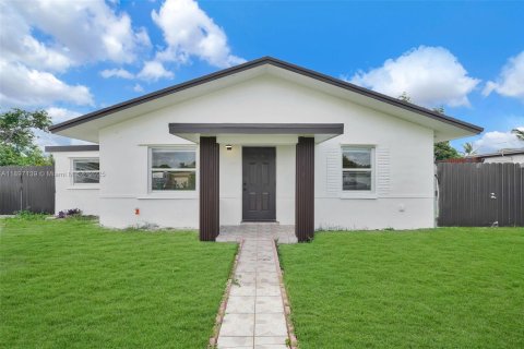 House in Miami, Florida 3 bedrooms, 109.62 sq.m. № 1948510 - photo 6