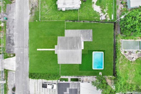 House in Miami, Florida 3 bedrooms, 109.62 sq.m. № 1948510 - photo 4