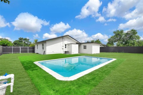 House in Miami, Florida 3 bedrooms, 109.62 sq.m. № 1948510 - photo 7