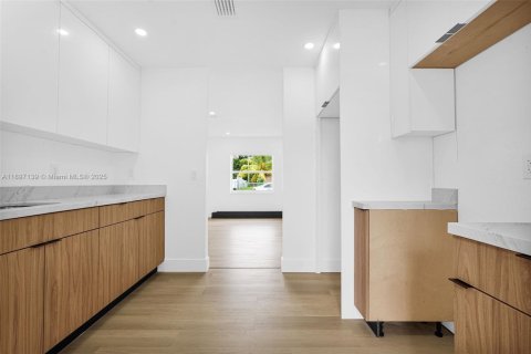 House in Miami, Florida 3 bedrooms, 109.62 sq.m. № 1948510 - photo 16