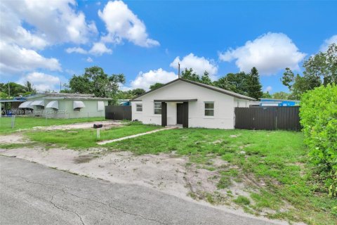 House in Miami, Florida 3 bedrooms, 109.62 sq.m. № 1948510 - photo 1