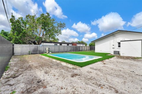House in Miami, Florida 3 bedrooms, 109.62 sq.m. № 1948510 - photo 23