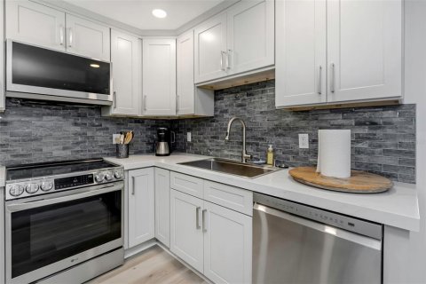 Townhouse in Dunedin, Florida 2 bedrooms, 107.02 sq.m. № 1821392 - photo 18