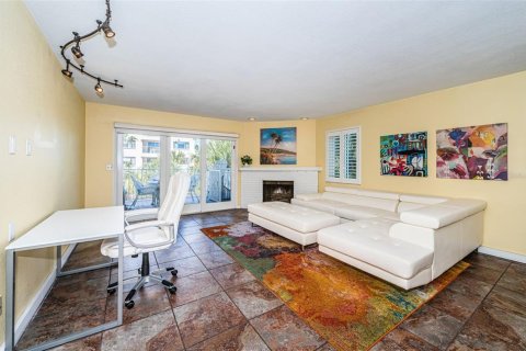 Townhouse in Treasure Island, Florida 2 bedrooms, 134.71 sq.m. № 2143508 - photo 11