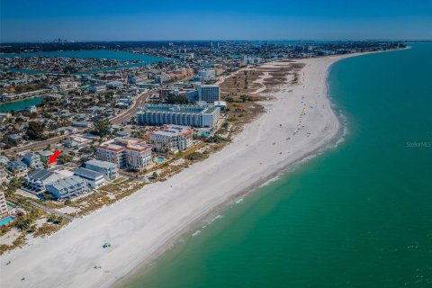 Townhouse in Treasure Island, Florida 2 bedrooms, 134.71 sq.m. № 2143508 - photo 6
