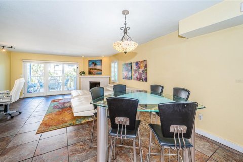 Townhouse in Treasure Island, Florida 2 bedrooms, 134.71 sq.m. № 2143508 - photo 20