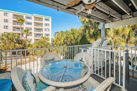 Townhouse in Treasure Island, Florida 2 bedrooms, 134.71 sq.m. № 2143508 - photo 16