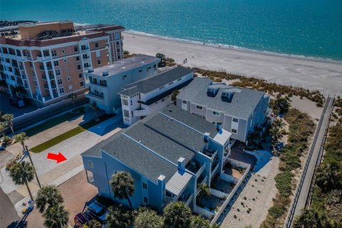 Townhouse in Treasure Island, Florida 2 bedrooms, 134.71 sq.m. № 2143508