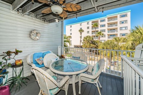 Townhouse in Treasure Island, Florida 2 bedrooms, 134.71 sq.m. № 2143508 - photo 14