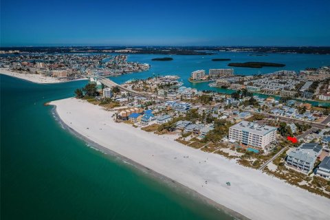 Townhouse in Treasure Island, Florida 2 bedrooms, 134.71 sq.m. № 2143508 - photo 5