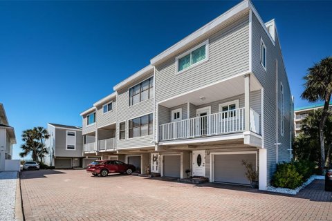 Townhouse in Treasure Island, Florida 2 bedrooms, 134.71 sq.m. № 2143508 - photo 2